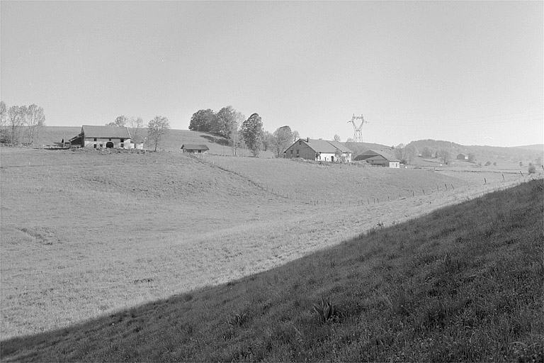 Habitat dispersé, aux Crozats.