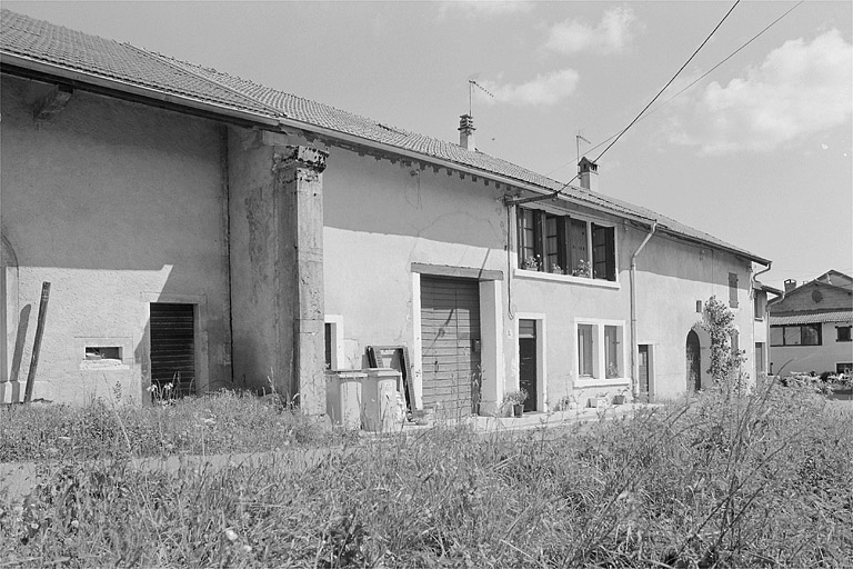 Atelier de lunetier installé à l'étage d'une ferme, route de la gare.