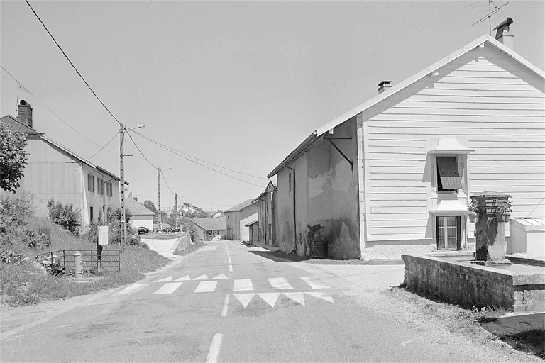 Habitat assez discontinu le long de la rue principale.