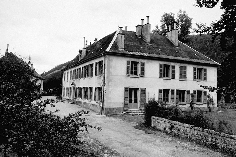 Vue d'ensemble de l'habitation de trois quarts droit.