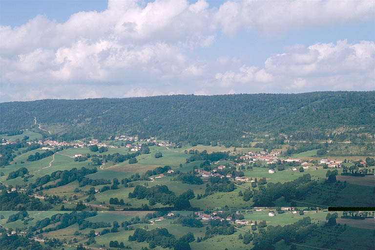 Vue éloignée des villages de la Rixouse et Villard-sur-Bienne.