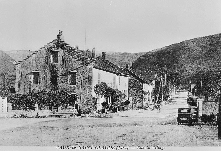 Vaux-lès-Saint-Claude (Jura) - rue du village.
