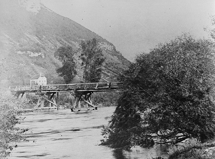 Pont en bois sur la Bienne et au loin le Château des Granges.