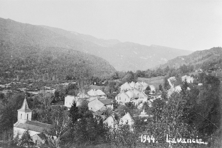 Vue aérienne du village de Lavancia détruit par un incendie.