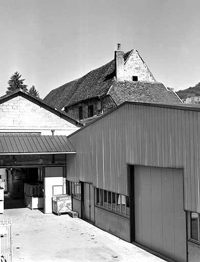 Le bâtiment du four industriel et la toiture de l'ancienne chapelle des Capucins.