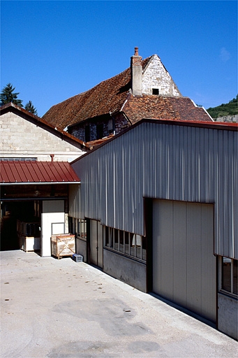Le bâtiment du four industriel et la toiture de l'ancienne chapelle des Capucins.