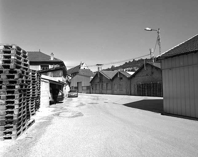 Les ateliers de fabrication depuis la cour.