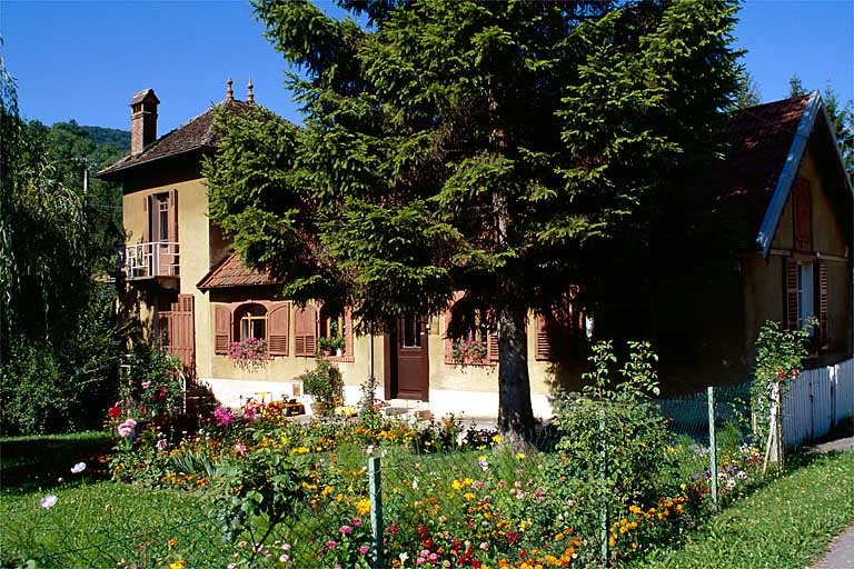 Logement d'employés vu de trois quarts.