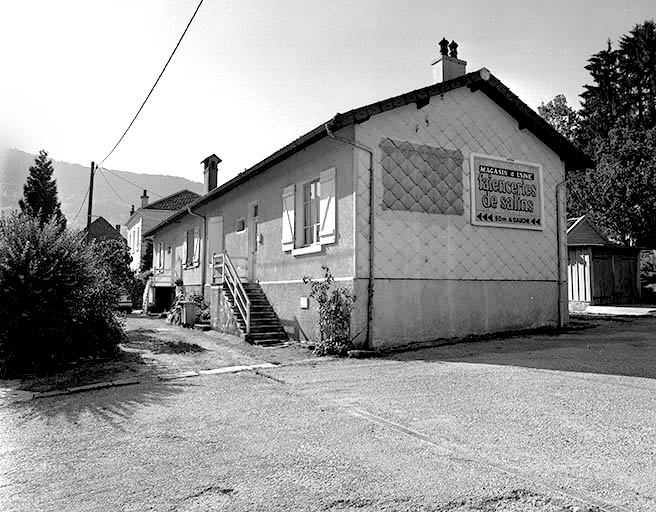 Logement ouvrier : façade antérieure vue de trois quarts.