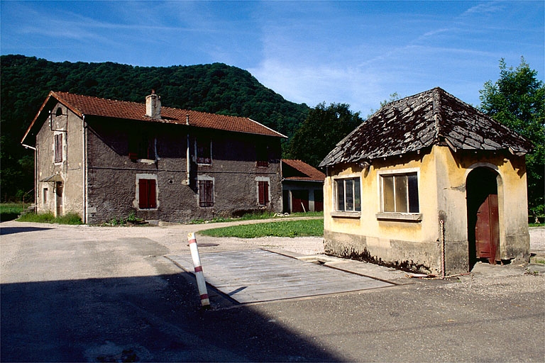 Logement d'ouvriers et pont bascule.