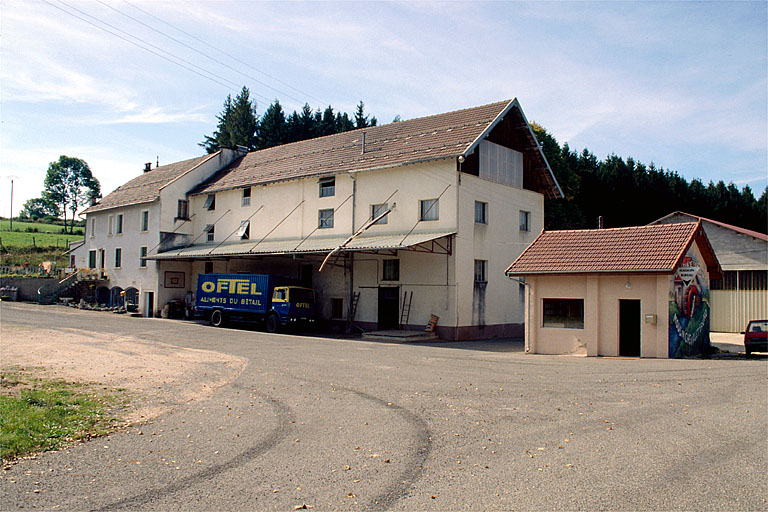 Logement, atelier de fabrication et silos depuis le nord-est.