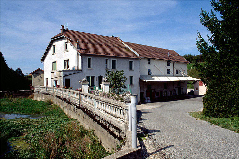 Bassin de retenue (hors eau), logement et atelier de fabrication.