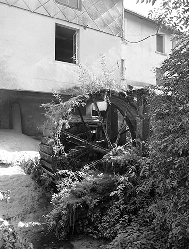 Roue hydraulique sur la façade postérieure.