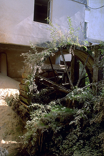 Roue hydraulique sur la façade postérieure.