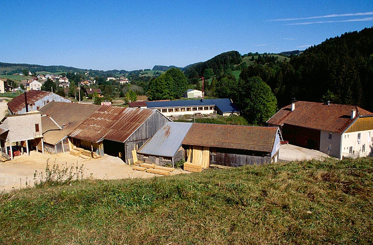 Vue plongeante sur la scierie.