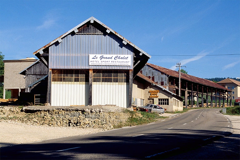Les ateliers de fabrication depuis le sud-est. Au premier plan, l'ancienne parqueterie.