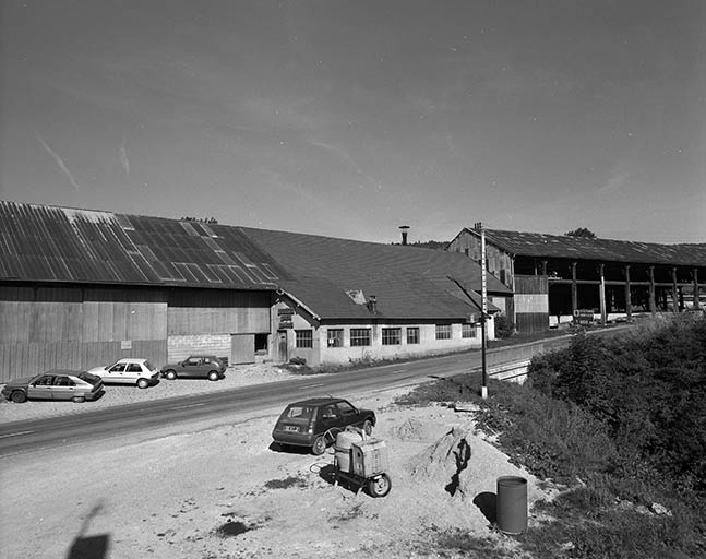 Atelier de fabrication et entrepôt industriel vus de trois quarts.