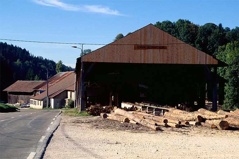 Le parc à grumes couvert.