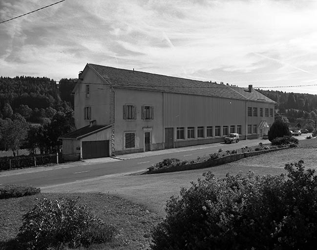 Façade antérieure vue de trois quarts gauche.