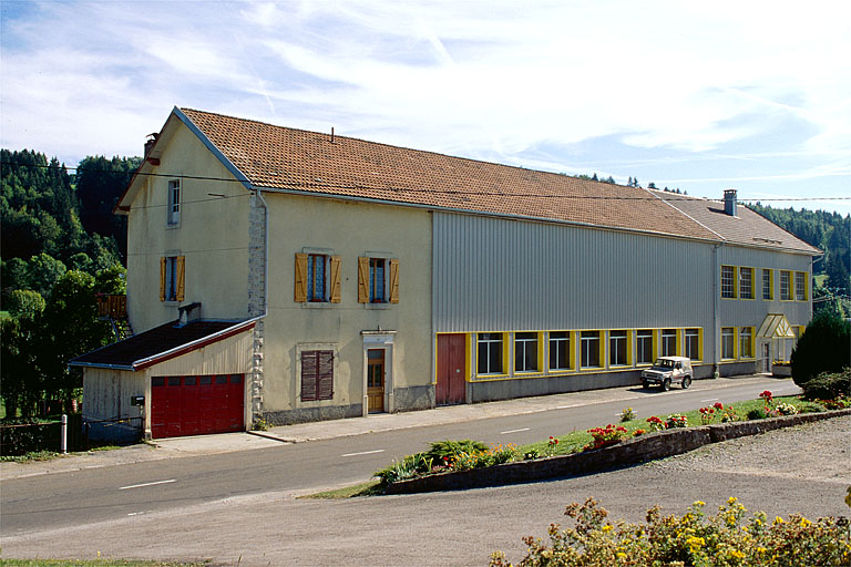 Façade antérieure vue de trois quarts gauche.