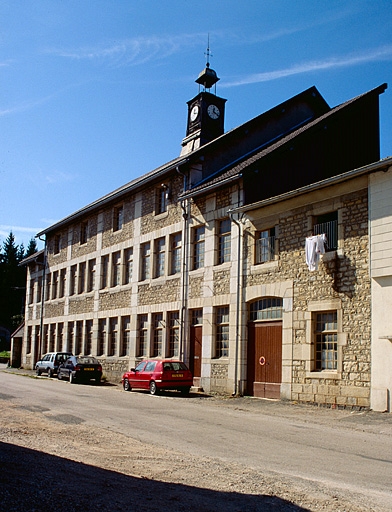 Façade de l'atelier de fabrication de trois quarts droit.