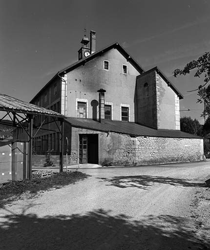 L'atelier de fabrication vu de trois quarts arrière.