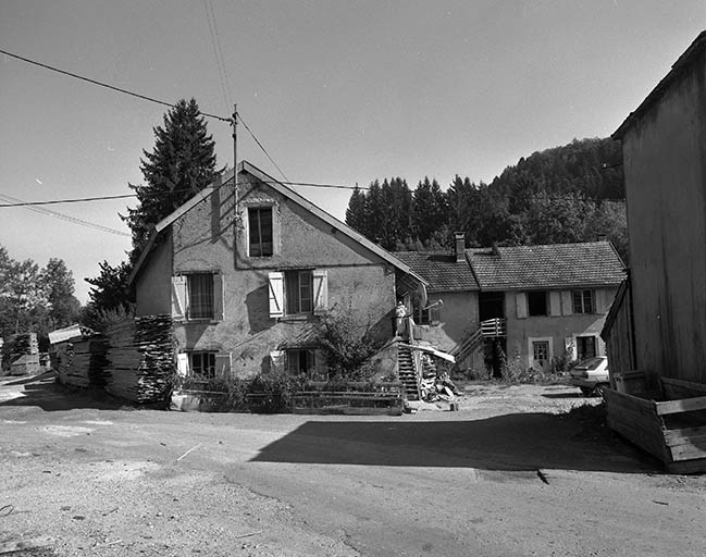 Logements d'ouvriers depuis l'ouest.