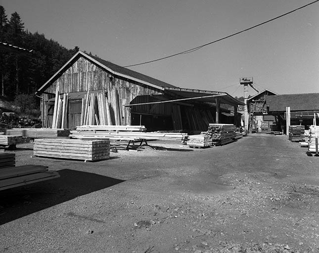 Atelier de fabrication (sciage) et magasin industriel.