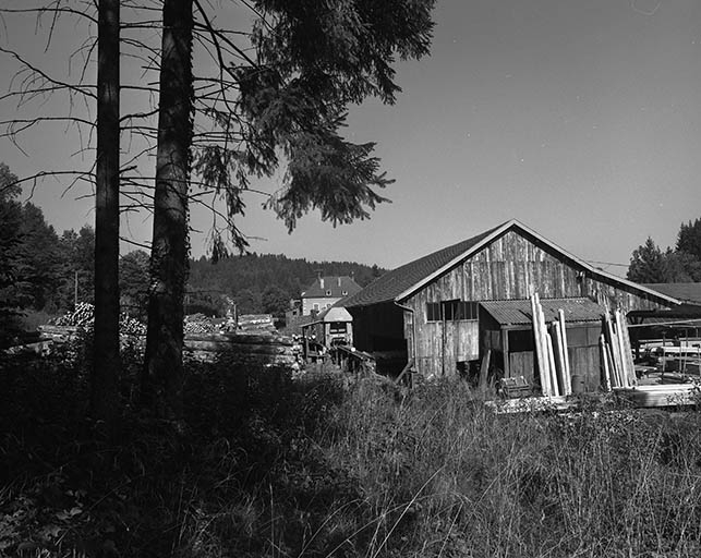 Atelier de fabrication (sciage) depuis le sud.