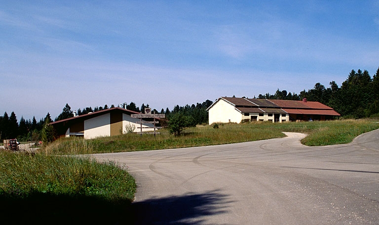 Vue d'ensemble de la sécherie de graines de feuillus et de l'ancienne ferme de Montrainçon.