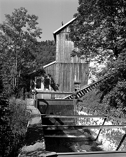 Canal d'amenée et façade est de l'atelier de fabrication.