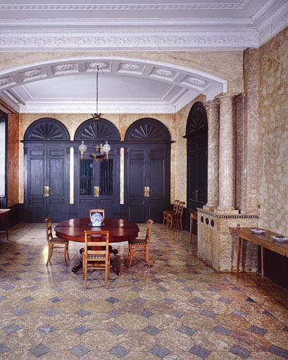 Couvent des Minimes actuellement château, à Arlay : décor de la salle à manger (1829), en brocatelle.