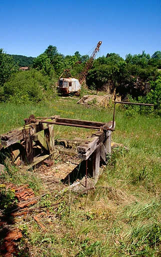Carrière des Carrats, à Graye-et-Charnay : treuil et grue.