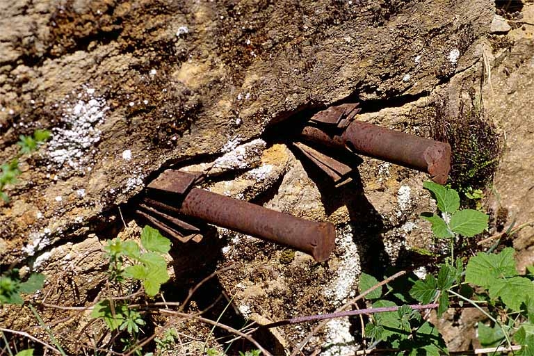 Carrière des Carrats, à Graye-et-Charnay : détail de coins encore en place dans le front de taille.