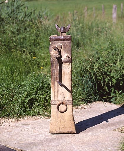 Atelier de marbrerie Dupuis (non étudié), à Loisia : cric de carrière vu de face.