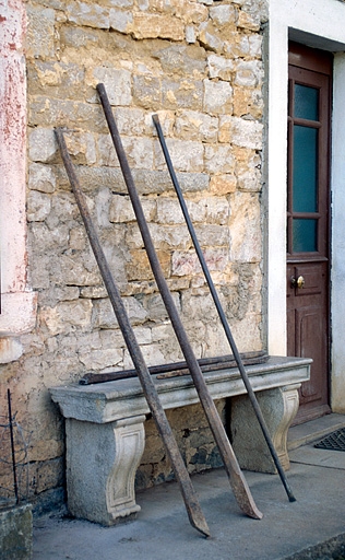 Atelier de marbrerie Dupuis (non étudié), à Loisia : pinces à talon et barre à mine devant un banc en Granit gris Champagne.
