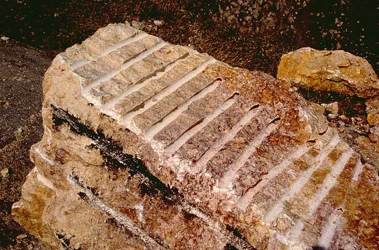 Bloc de brocatelle brut (carrière de Chassal).
