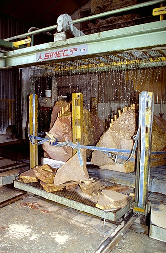 Usine de taille de matériaux de construction Yelmini Artaud, à Balanod : châssis multilames Simec.