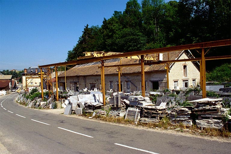 Usine de taille de matériaux de construction Yelmini Artaud, à Balanod : atelier de fabrication, de trois quarts droite.
