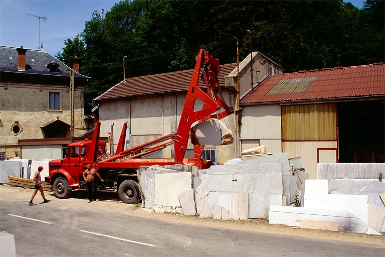 Usine de taille de matériaux de construction Yelmini Artaud, à Balanod : déchargement d'un bloc de marbre de Balanod.