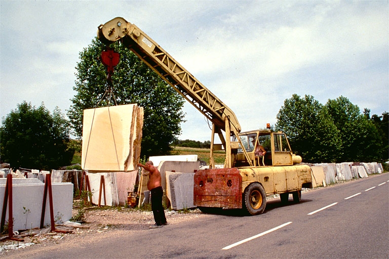 Usine de taille de matériaux de construction Yelmini Artaud, à Balanod : transport de tranches de marbre avec la grue automotrice Belotti.