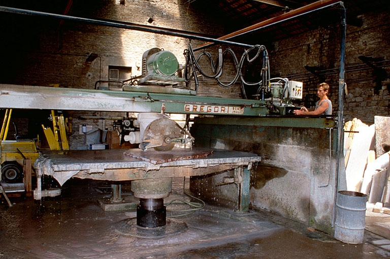Usine de taille de matériaux de construction Yelmini Artaud, à Balanod : débiteuse Gregori.
