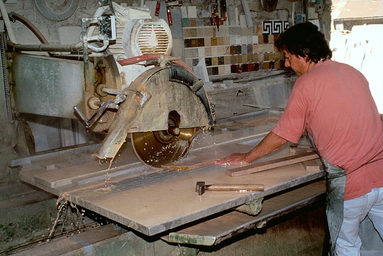 Usine de taille de matériaux de construction Yelmini Artaud, à Balanod : débitage de plinthes en marbre de Balanod.