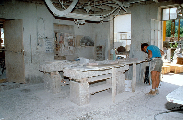 Balanod, marbrerie Yelmini Artaud : polissage du chant d'une marche d'escalier à l'aide d'une meuleuse.  ; Usine de taille de matériaux de construction Yelmini Artaud, à Balanod : polissage du chant d'une marche d'escalier à l'aide d'une meuleuse.
