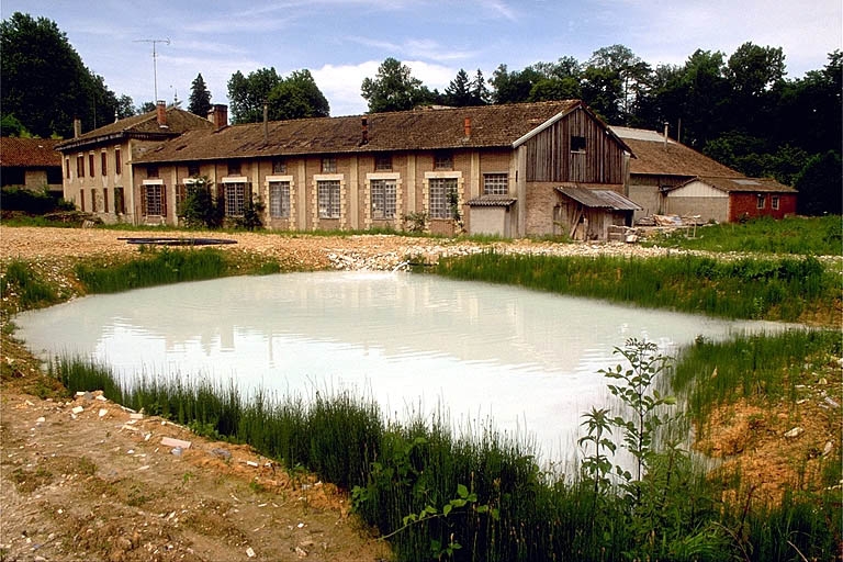Usine de taille de matériaux de construction Célard, à Saint-Amour : logement patronal, atelier des marbriers et bassin de décantation.