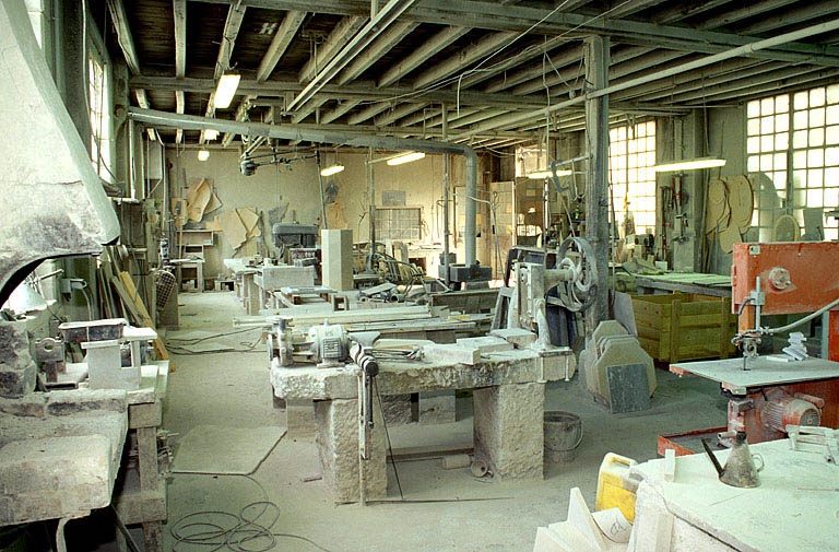 Usine de taille de matériaux de construction Célard, à Saint-Amour : intérieur de l'atelier des marbriers.