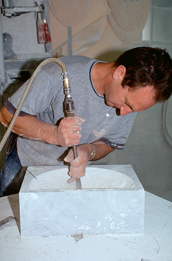 Creusage d'un lavabo.
