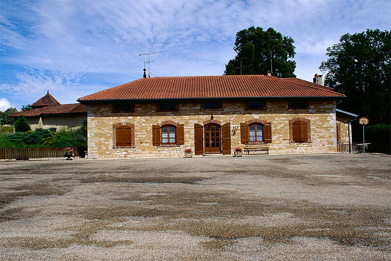 Usine de taille de matériaux de construction du moulin Antides, à Saint-Amour : scierie.