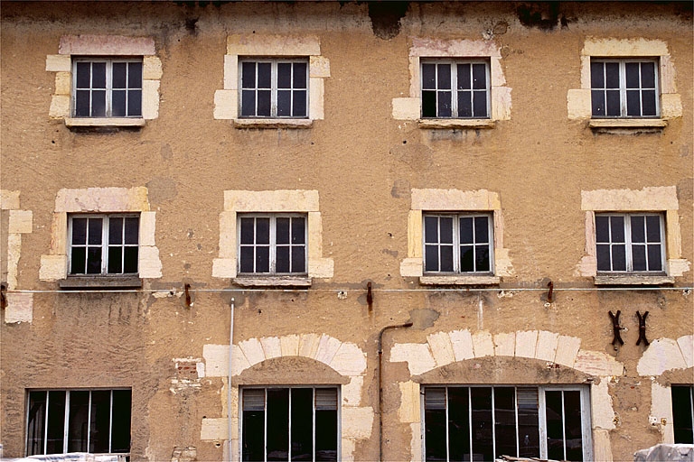 Usine de taille de matériaux de construction de Damparis : façade de l'un des ateliers, depuis l'ouest.