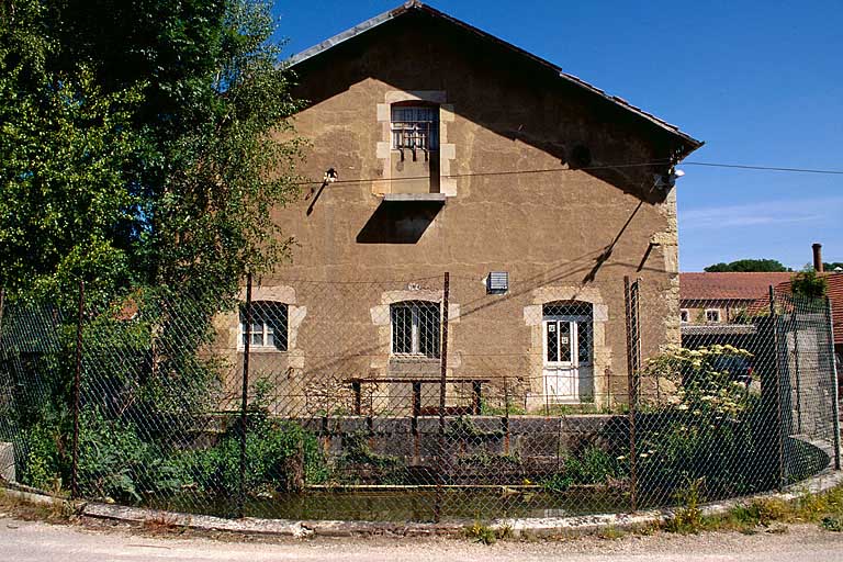 Façade de l'atelier (27) sur le canal et bassin de retenue.